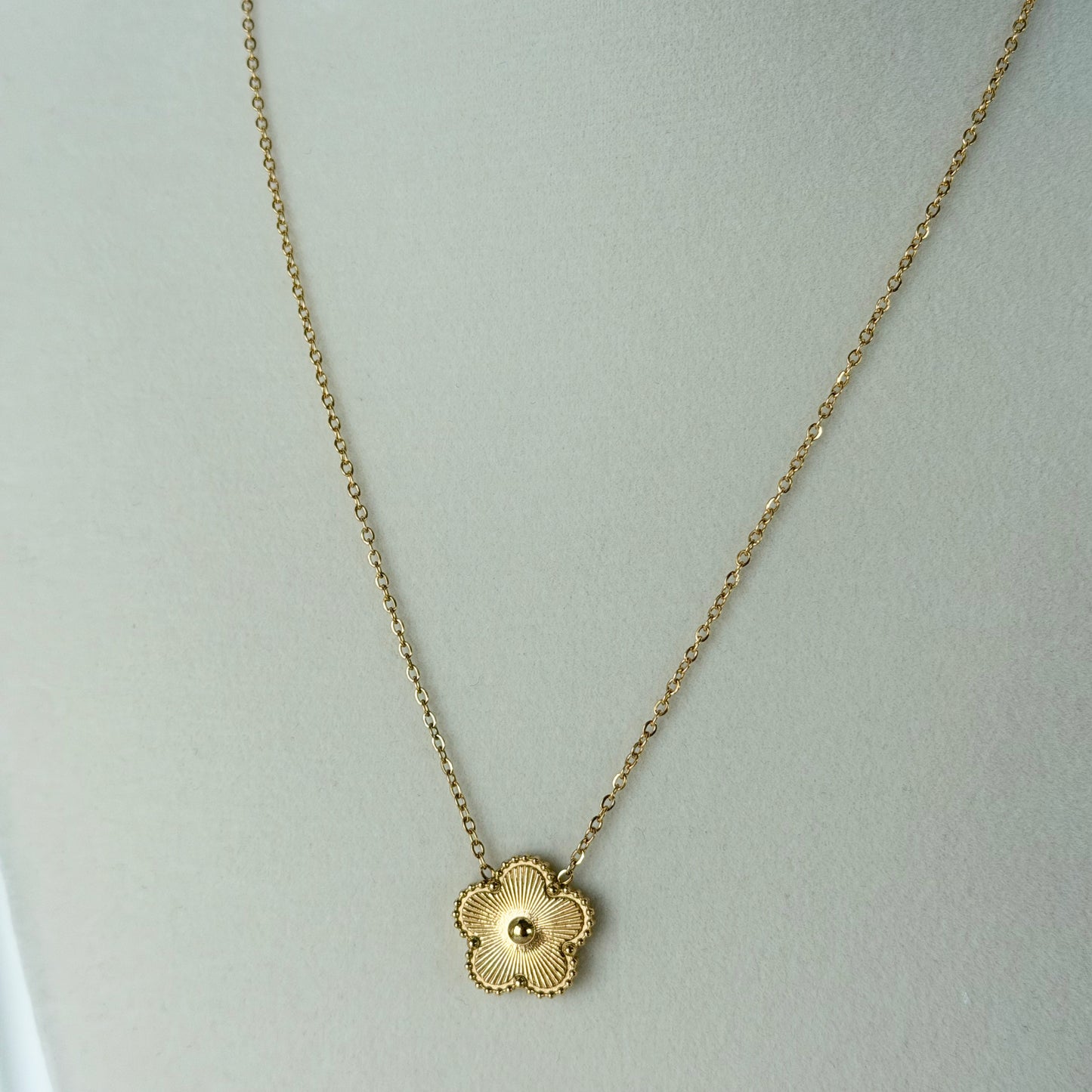 Collar Flor Dorada | Acero Inoxidable Chapado Oro 18K | Ajustable