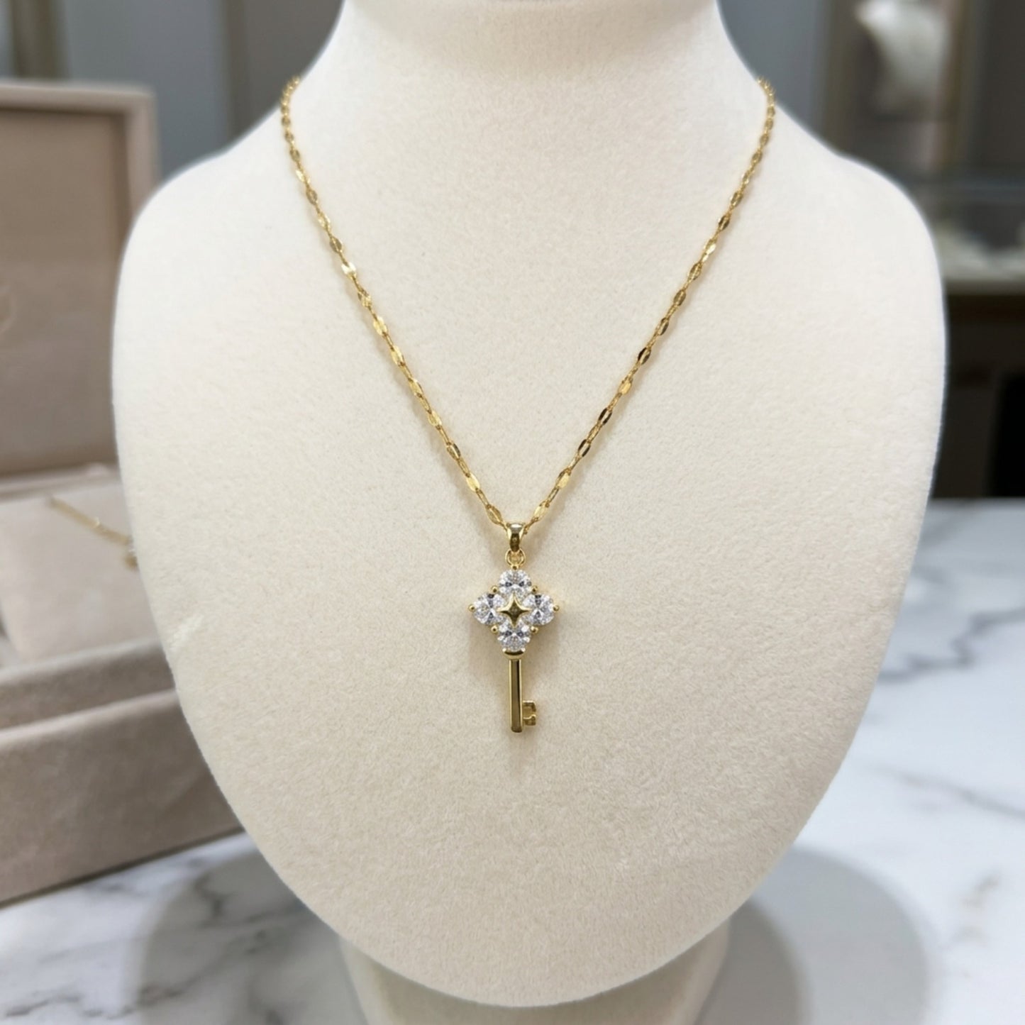 Collar con Dije de Llave con Zirconias | Acero Inoxidable Chapado PVD en Oro 18K | Ajustable