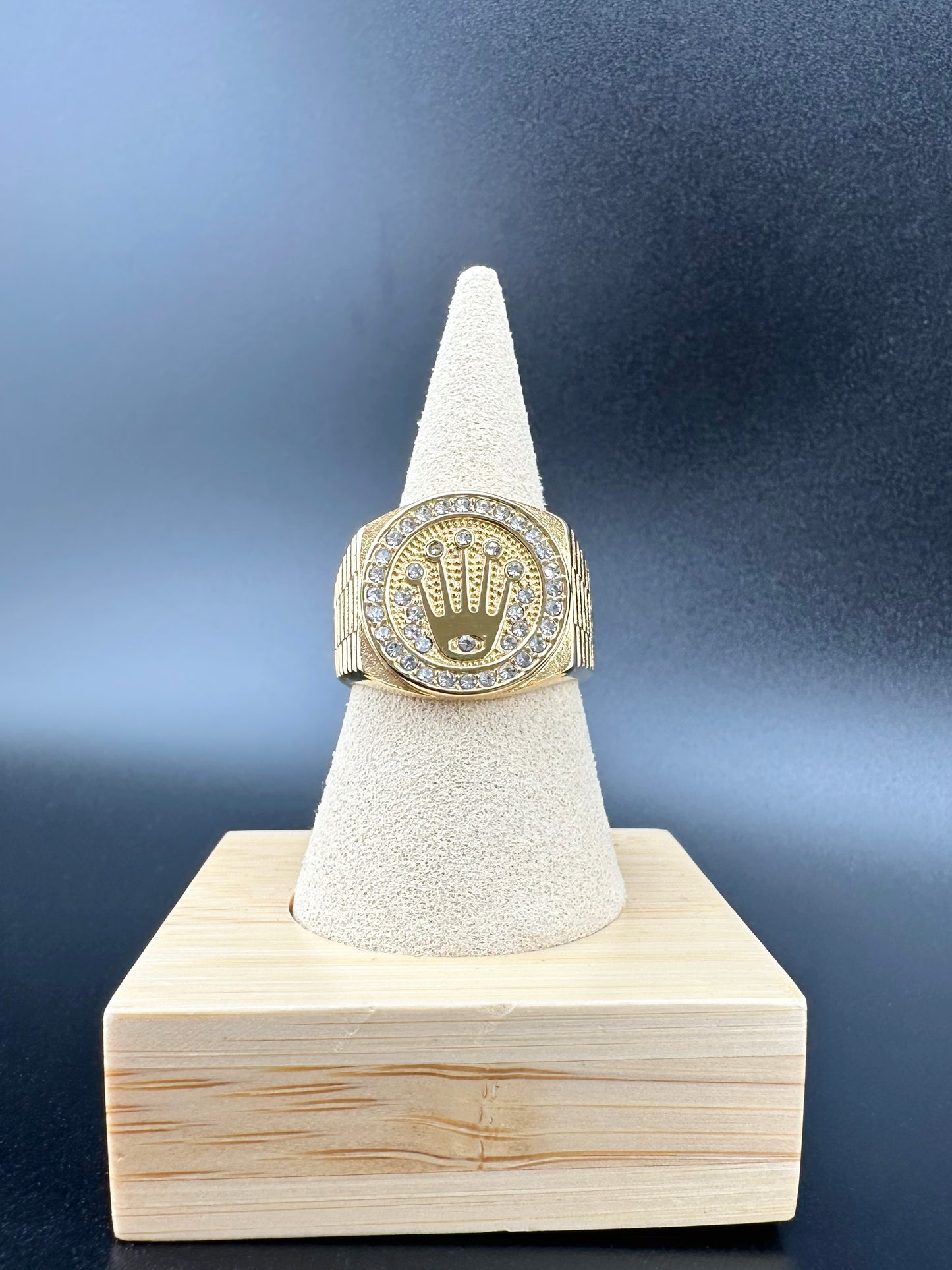 Anillo Hip Hop Corona Chapado Oro 18K con Zirconias – Hombre | Acero Inoxidable