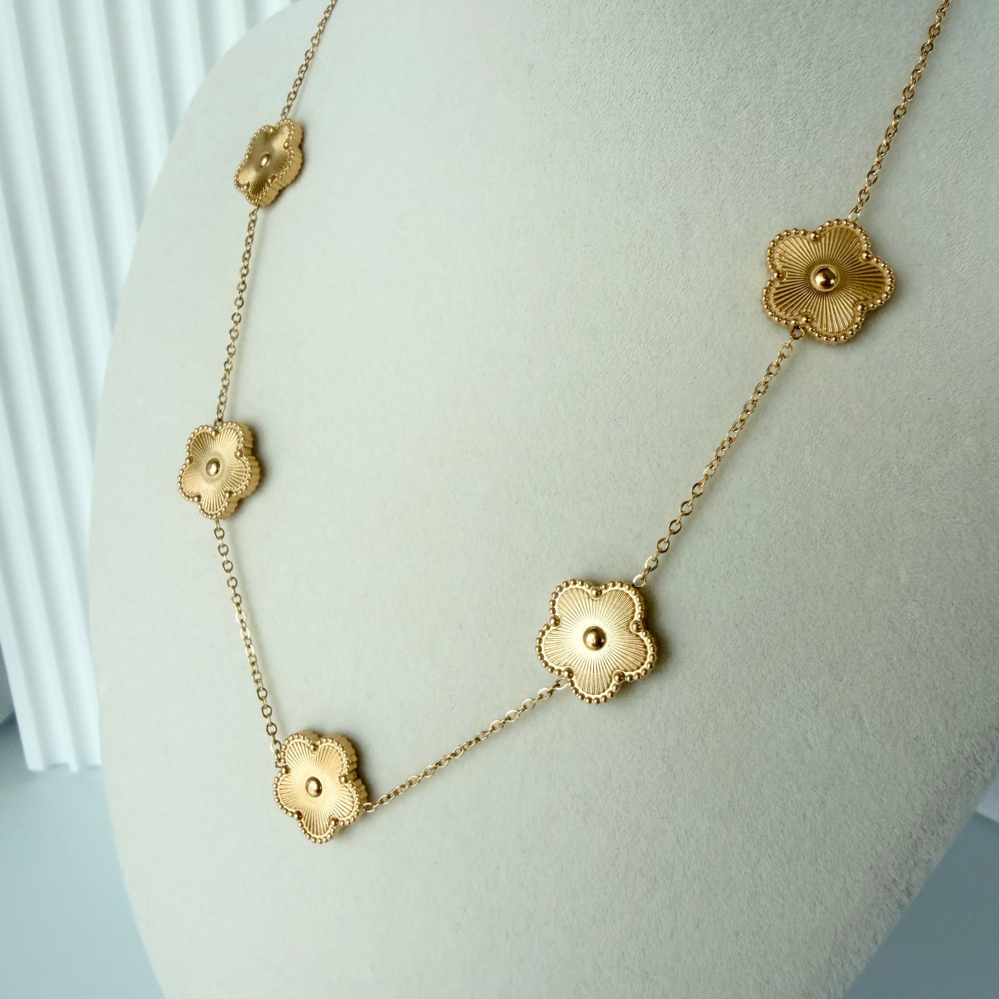 Collar con 5 Dijes de Flores Doradas | Acero Inoxidable Chapado Oro 18K | Ajustable