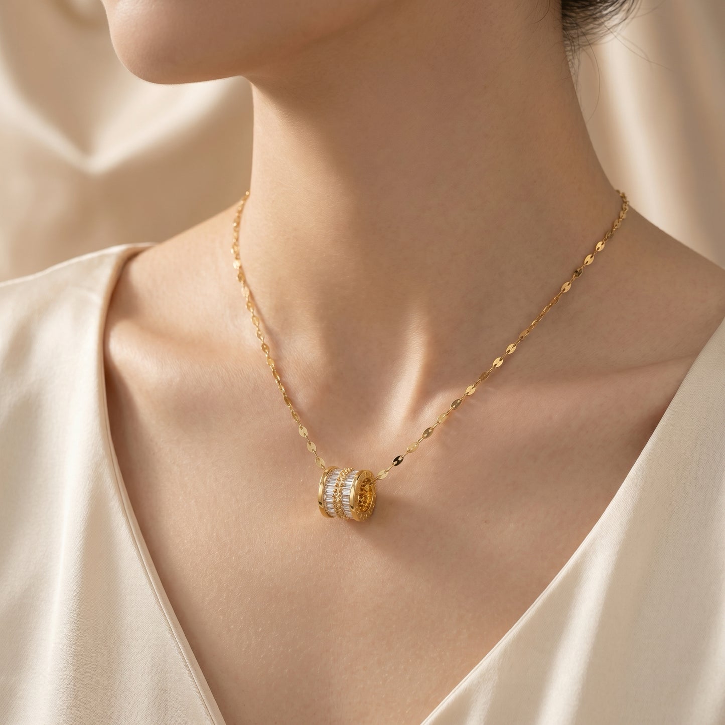 Collar Diseño Cilíndrico con Zirconias | Acero Inoxidable Chapado PVD en Oro 18K | Ajustable