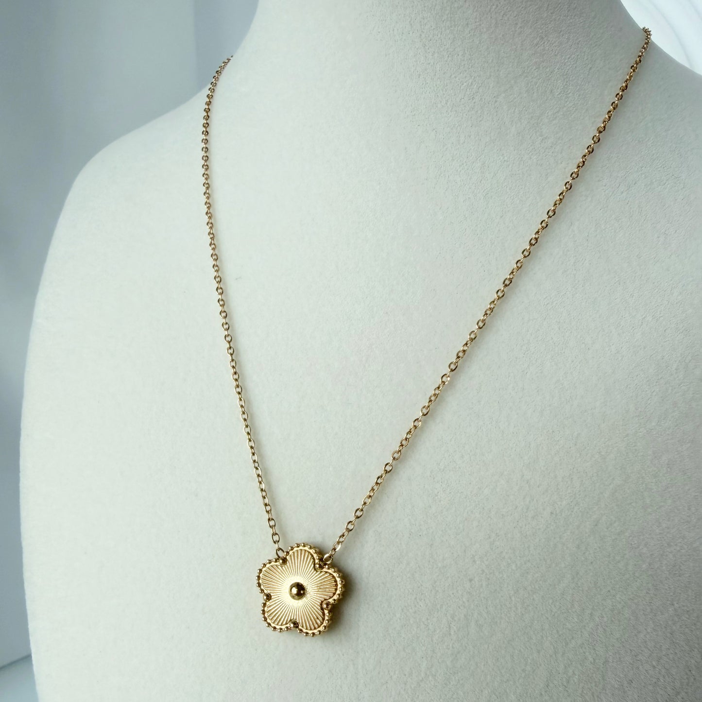 Collar Flor Dorada | Acero Inoxidable Chapado Oro 18K | Ajustable