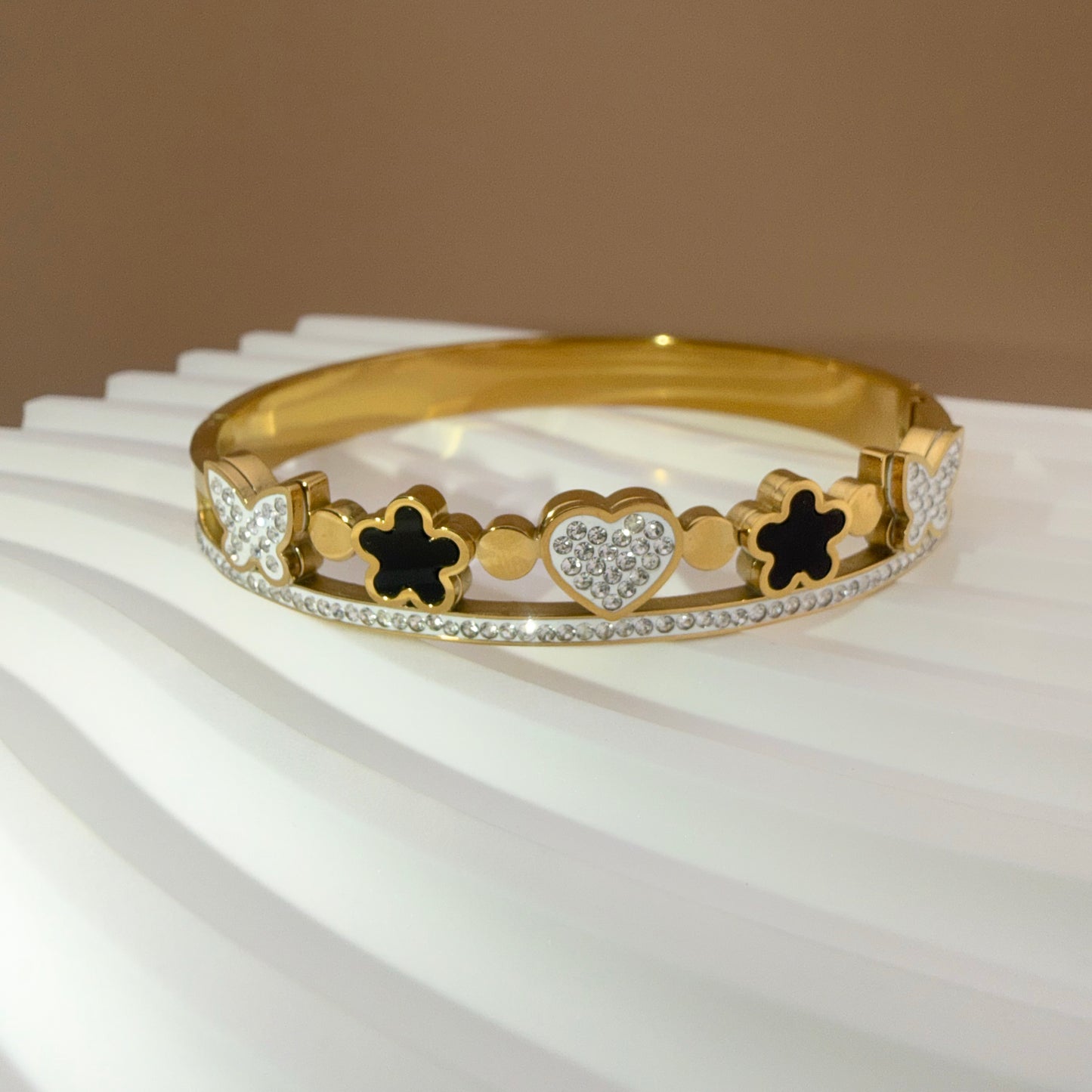 Brazalete Diseño Corazones y Flores con Zirconias | Acero Inoxidable Chapado PVD en Oro 18K