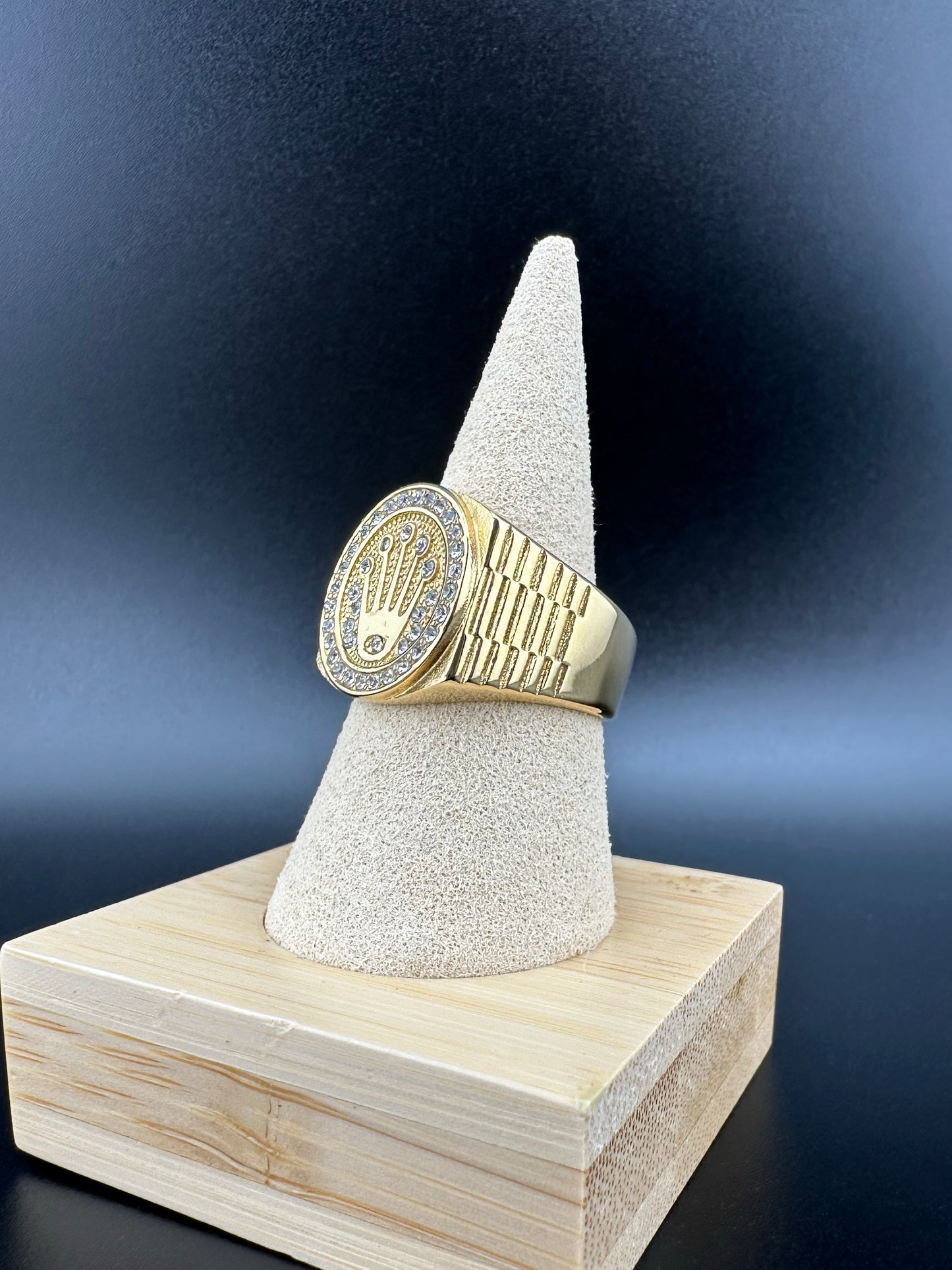 Anillo Hip Hop Corona Chapado Oro 18K con Zirconias – Hombre | Acero Inoxidable