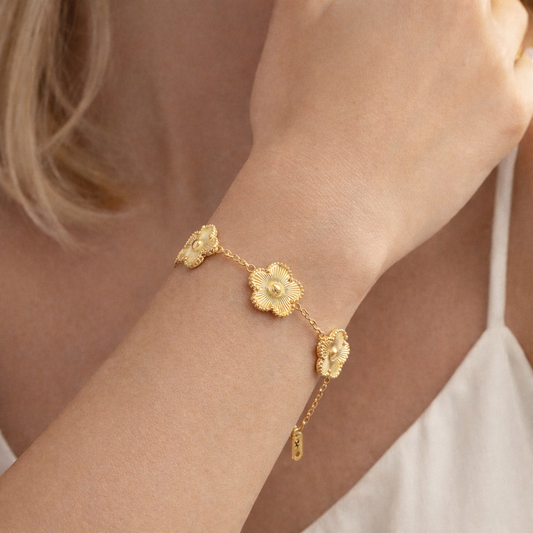 Pulsera Con 5 Dijes De Flores Doradas – Mujer | Acero Inoxidable Chapado En Oro 18K | Ajustable