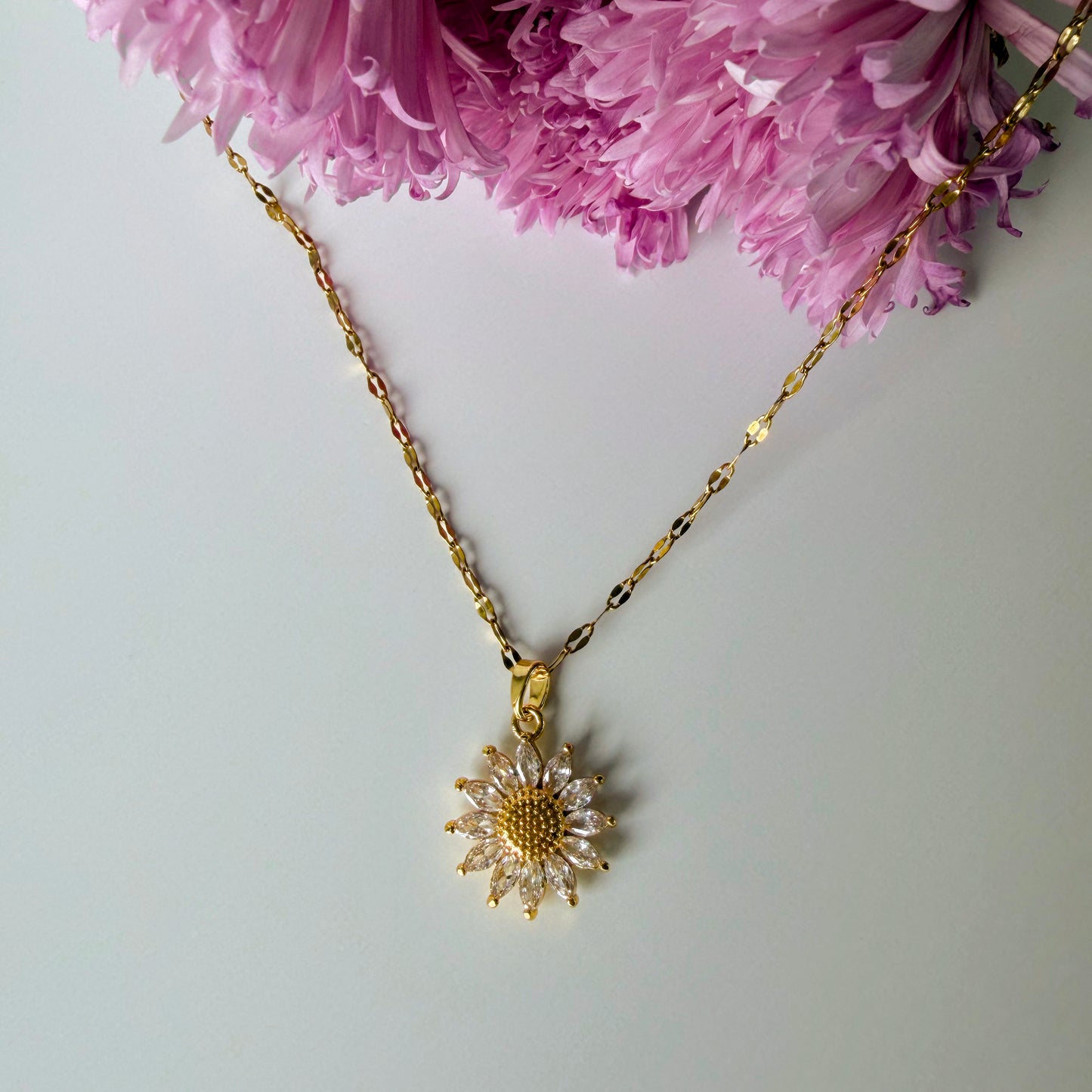 Collar Girasol con Zirconias | Acero Inoxidable Chapado PVD en Oro 18K | Ajustable