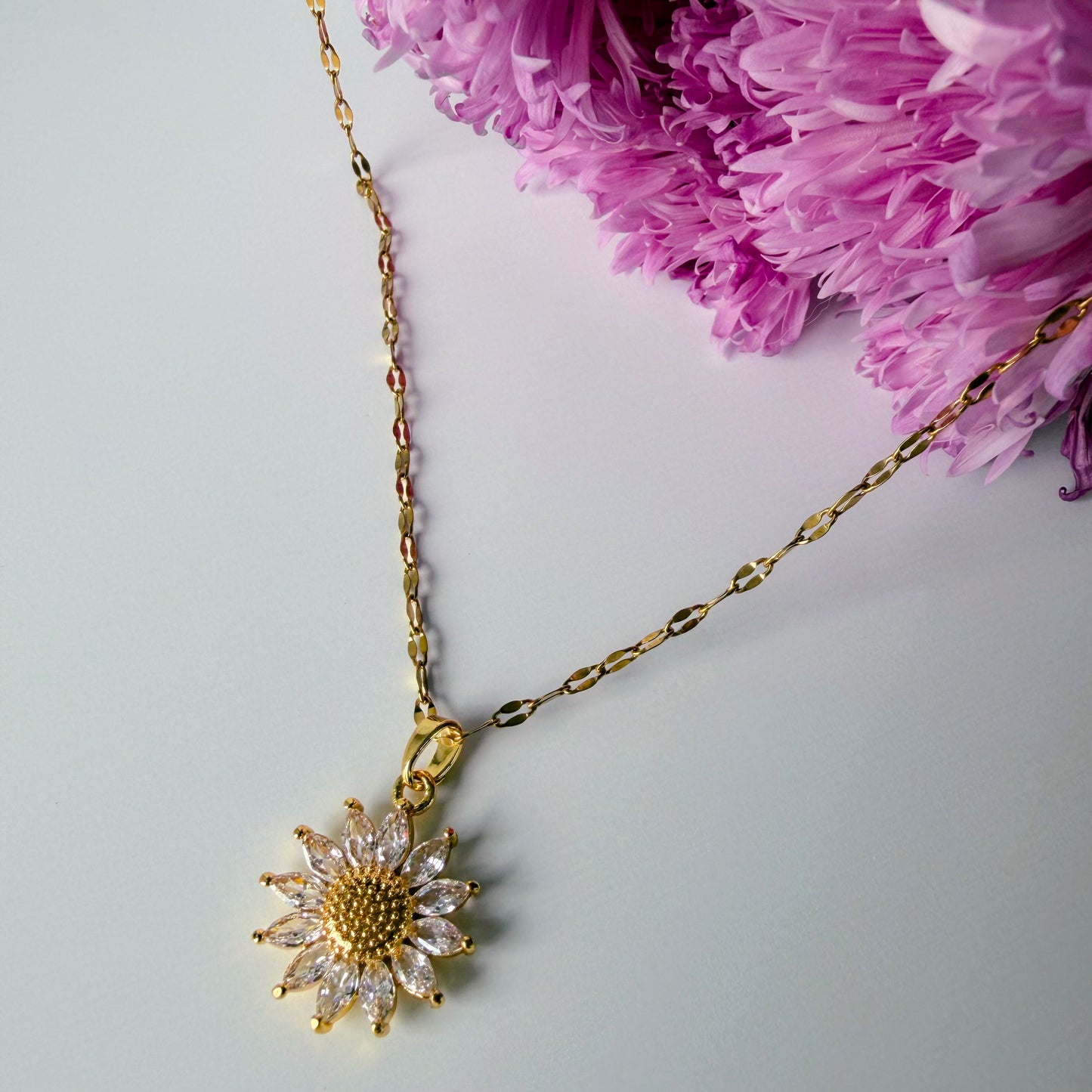Collar Girasol con Zirconias | Acero Inoxidable Chapado PVD en Oro 18K | Ajustable