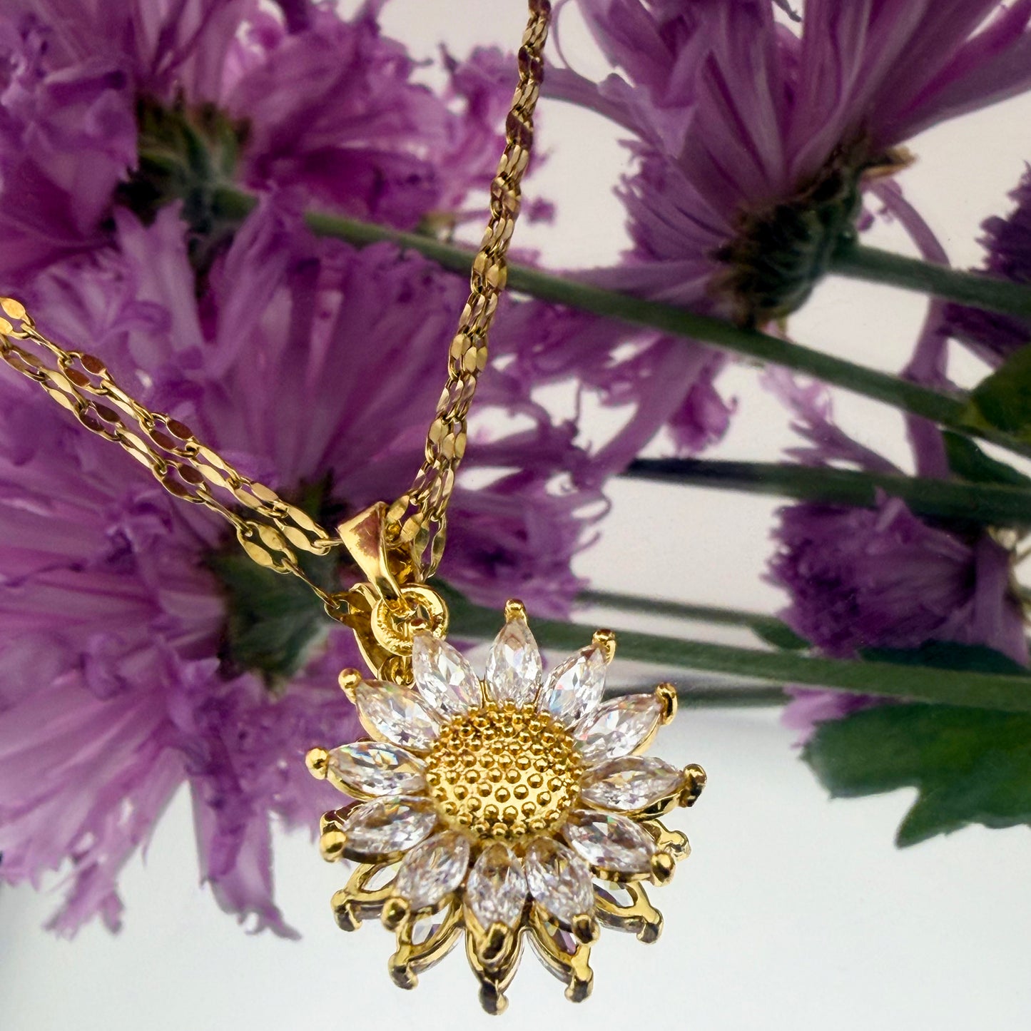 Collar Girasol con Zirconias | Acero Inoxidable Chapado PVD en Oro 18K | Ajustable