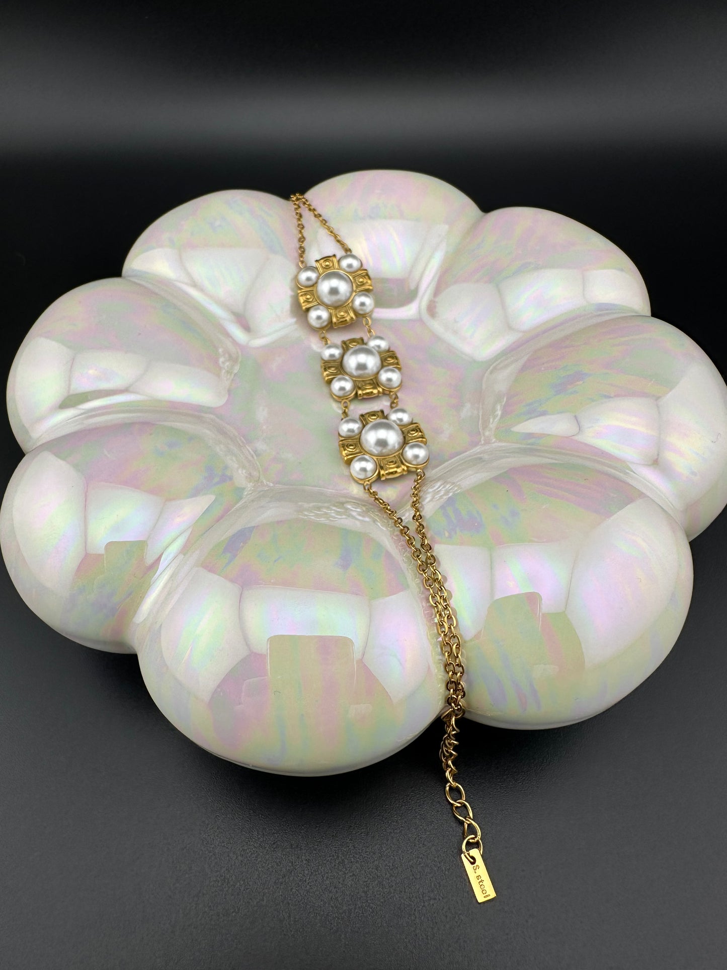 Brazalete con Perlas Blancas – Mujer | Acero Inoxidable | Chapado Oro 14K | Ajustable