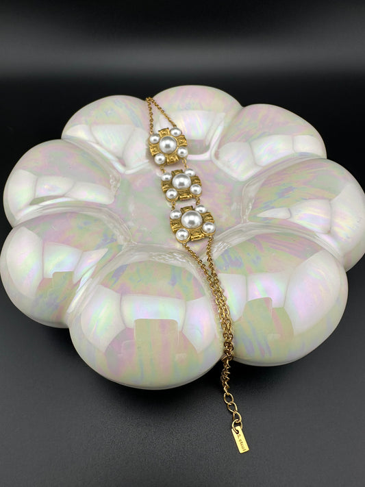 Brazalete con Perlas Blancas – Mujer | Acero Inoxidable | Chapado Oro 14K | Ajustable