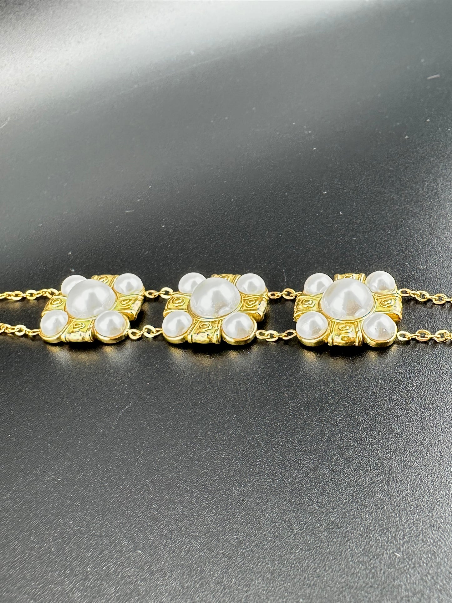 Brazalete con Perlas Blancas – Mujer | Acero Inoxidable | Chapado Oro 14K | Ajustable