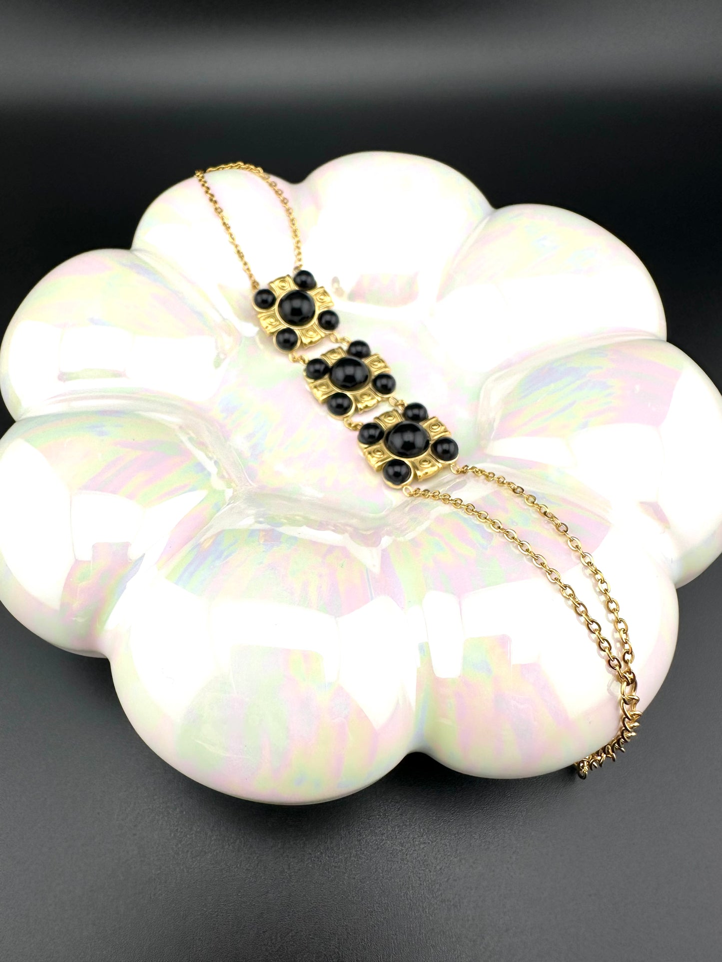 Brazalete con Perlas Negras – Mujer | Acero Inoxidable | Chapado Oro 14K | Ajustable