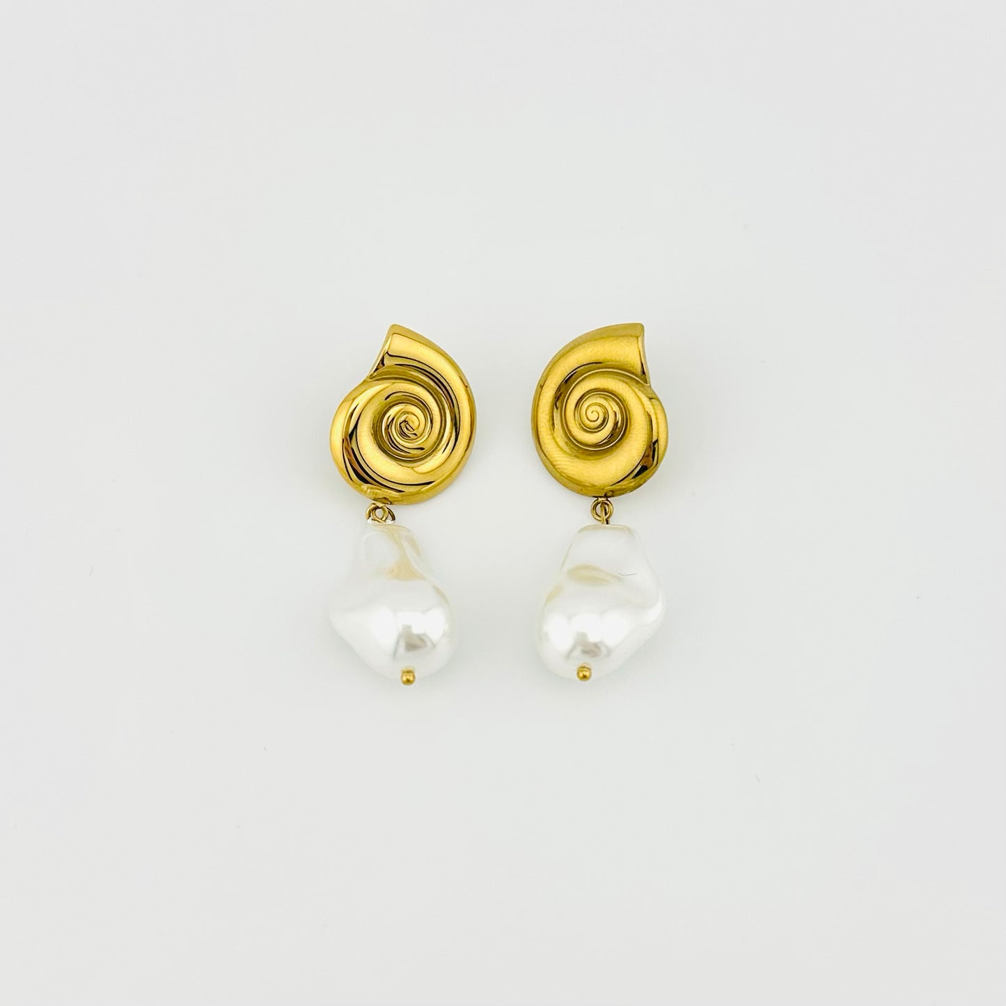 Pendientes Concha y Perla Barroca – Mujer | Acero Inoxidable | Chapado Oro 18K