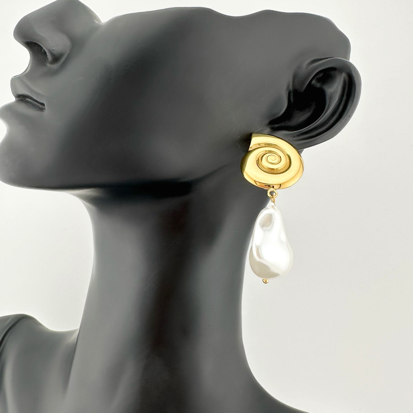 Pendientes Concha y Perla Barroca – Mujer | Acero Inoxidable | Chapado Oro 18K