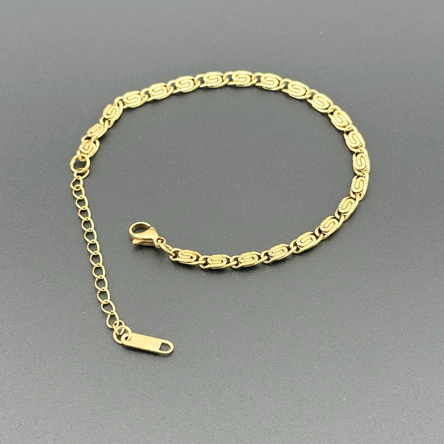 Brazalete Eslabón “S” 4 mm – Unisex | Acero Inoxidable | Chapado Oro 18K | Ajustable