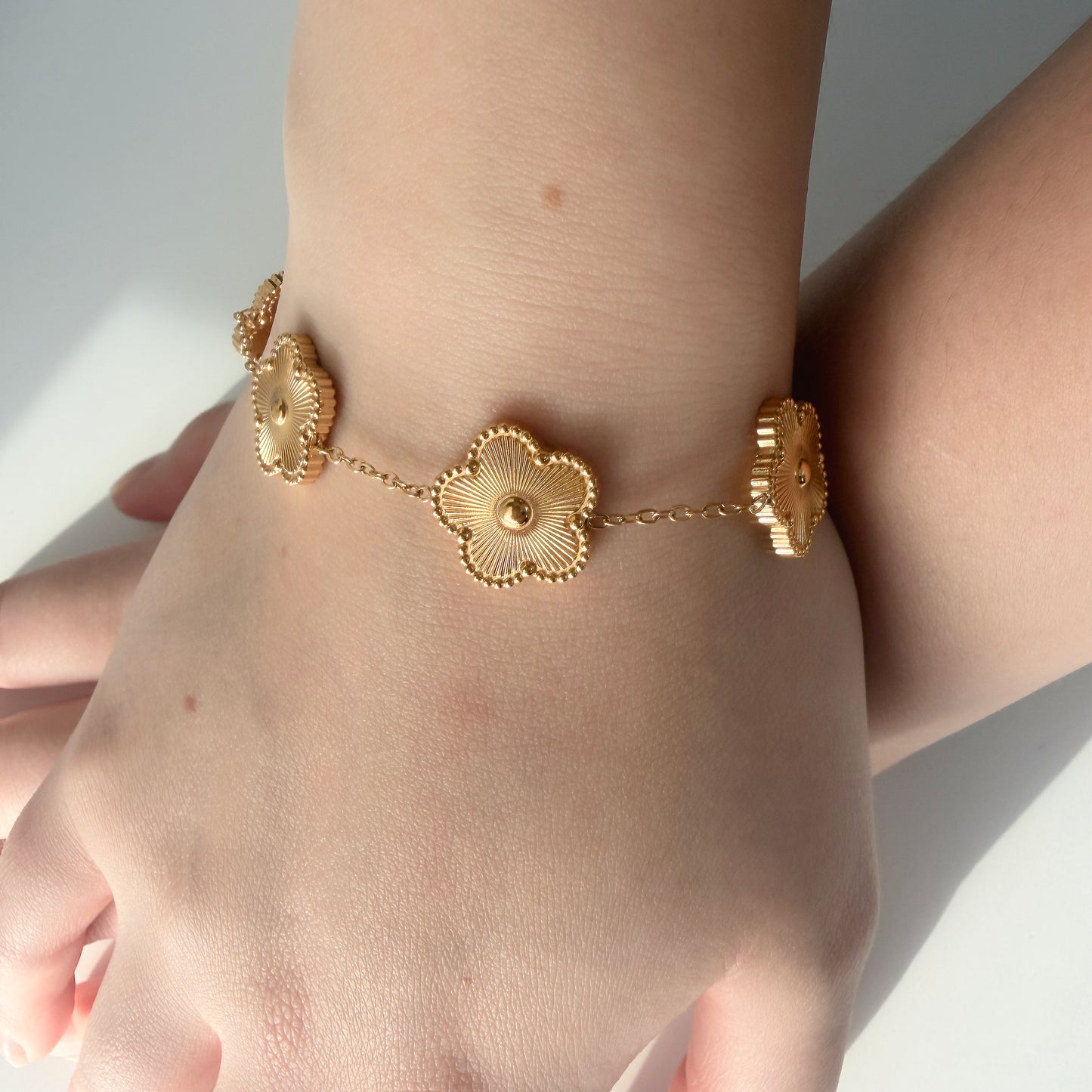 Pulsera con 5 Dijes de Flores Doradas | Acero Inoxidable Chapado Oro 18K | Ajustable