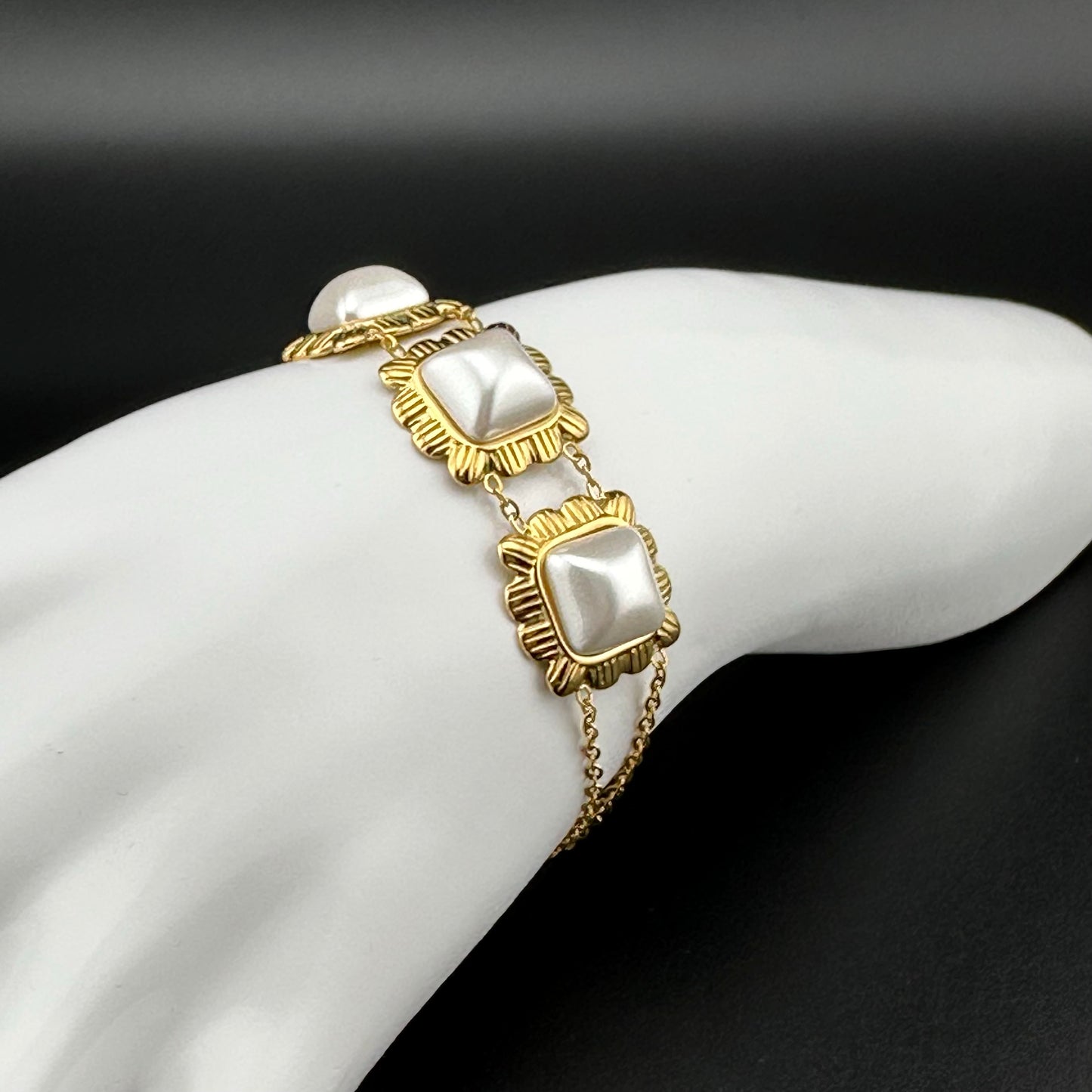 Brazalete con Perlas Cuadradas – Mujer | Acero Inoxidable | Chapado Oro 14K | Ajustable