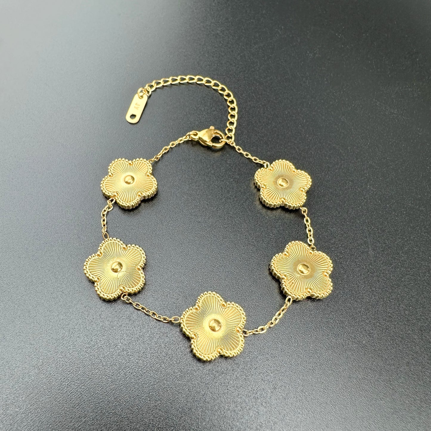 Pulsera Con 5 Dijes De Flores Doradas – Mujer | Acero Inoxidable Chapado En Oro 18K | Ajustable