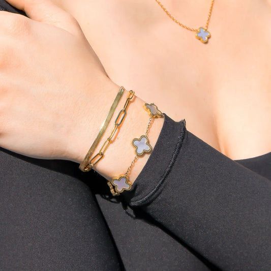 Pulsera con Dijes de Trébol de la Suerte Color Perla – Mujer | Acero Inoxidable Chapado en Oro 18K | Ajustable