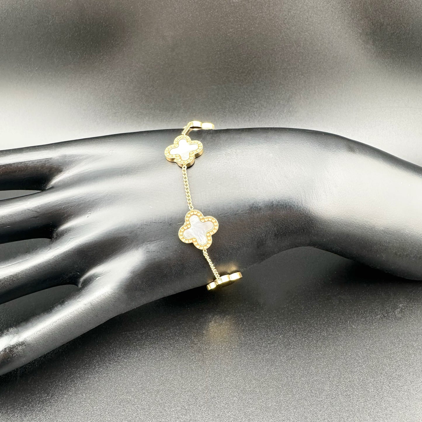 Pulsera con Dijes de Trébol de la Suerte Color Perla – Mujer | Acero Inoxidable Chapado en Oro 18K | Ajustable