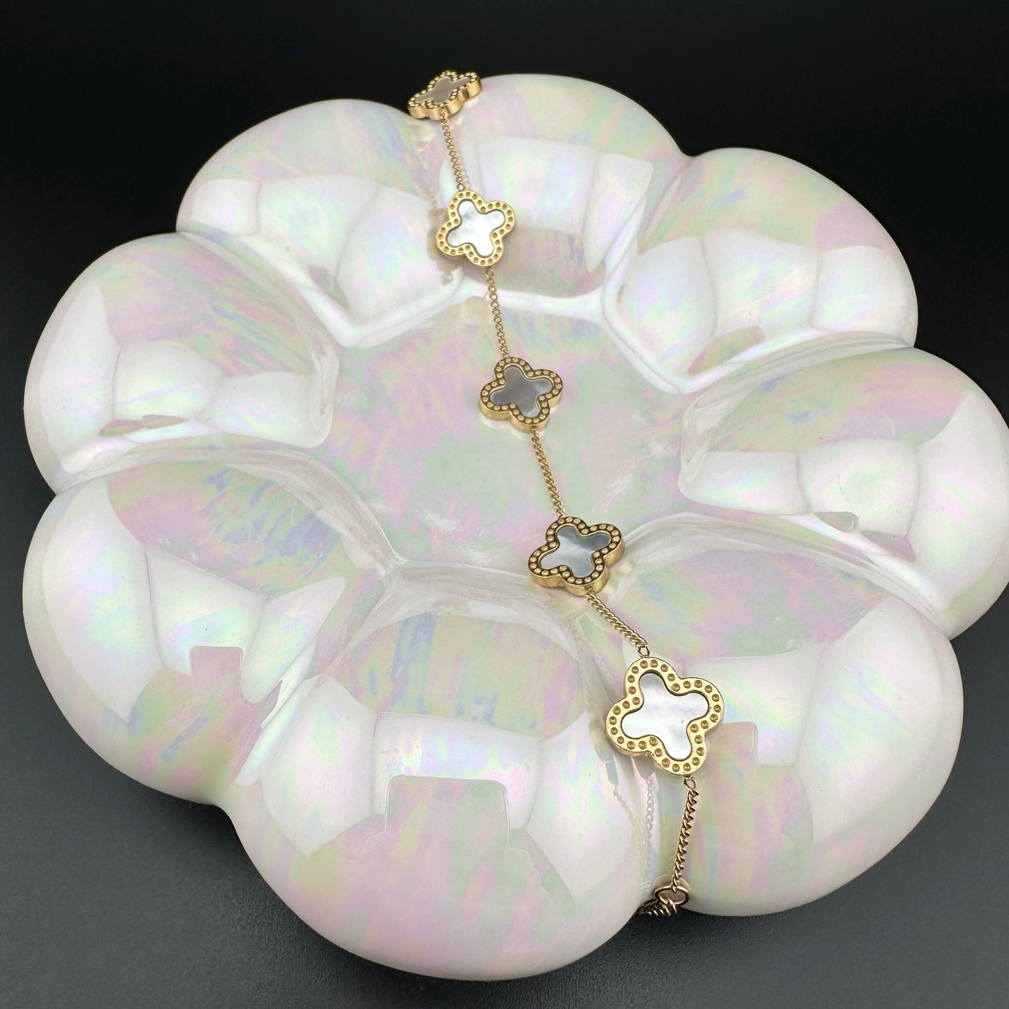 Pulsera con Dijes de Trébol de la Suerte Color Perla – Mujer | Acero Inoxidable Chapado en Oro 18K | Ajustable