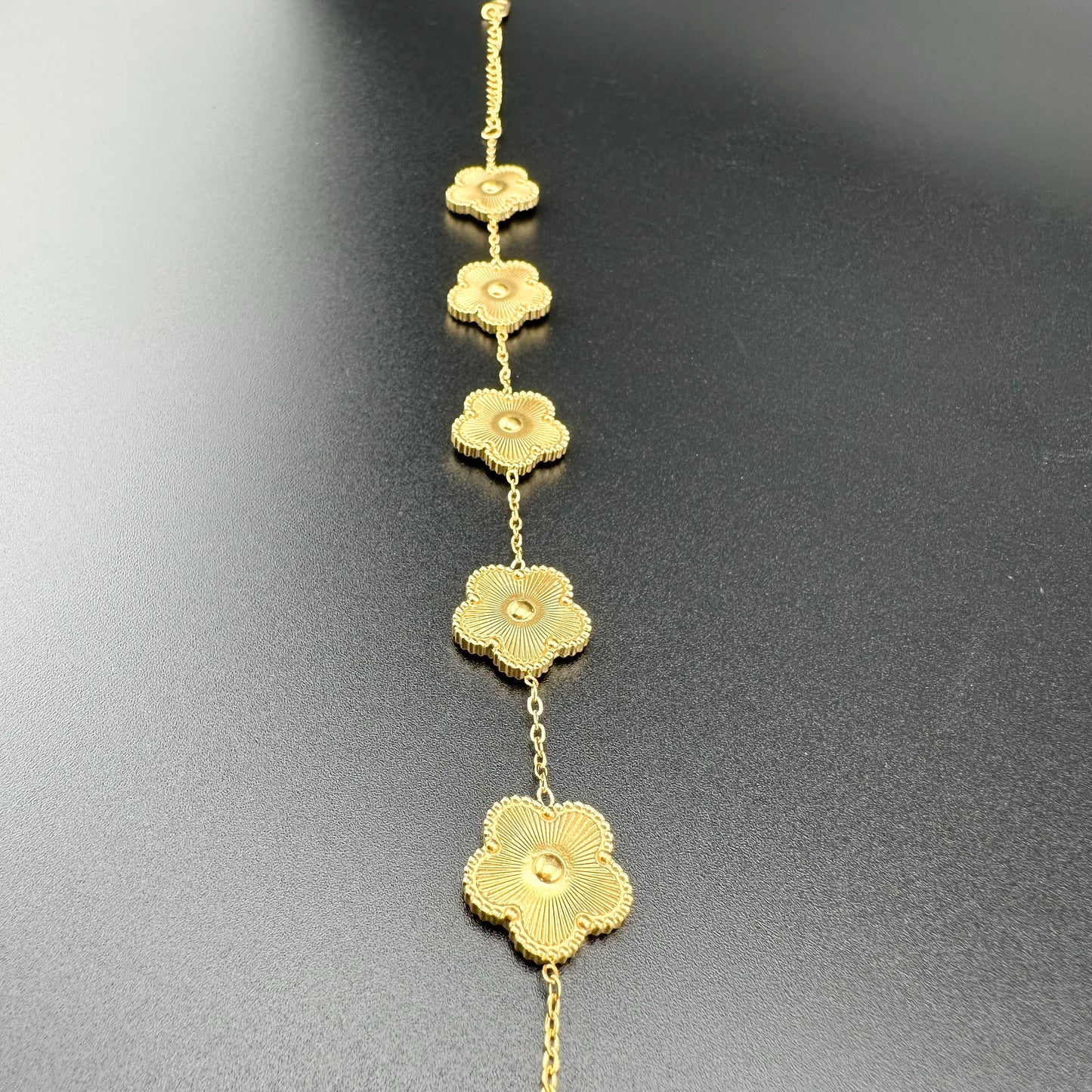 Pulsera Con 5 Dijes De Flores Doradas – Mujer | Acero Inoxidable Chapado En Oro 18K | Ajustable