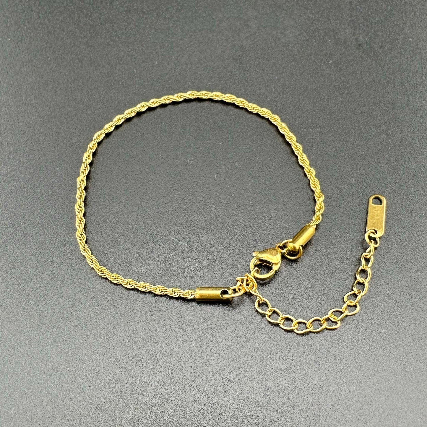 Brazalete Twist 4 mm – Unisex | Acero Inoxidable | Chapado Oro 18K | Ajustable