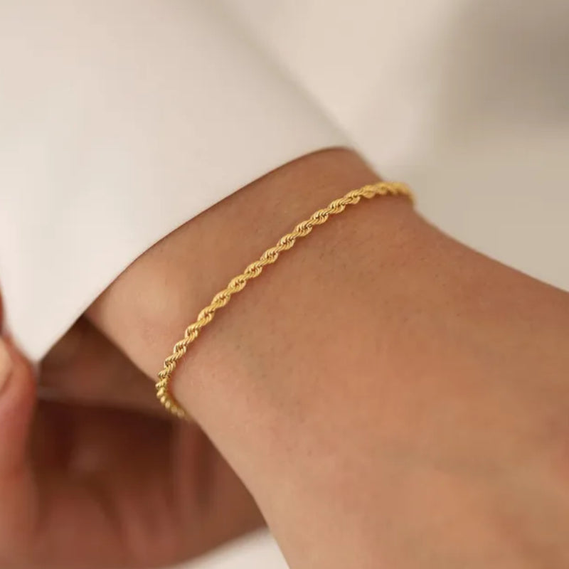 Brazalete Twist 4 mm – Unisex | Acero Inoxidable | Chapado Oro 18K | Ajustable