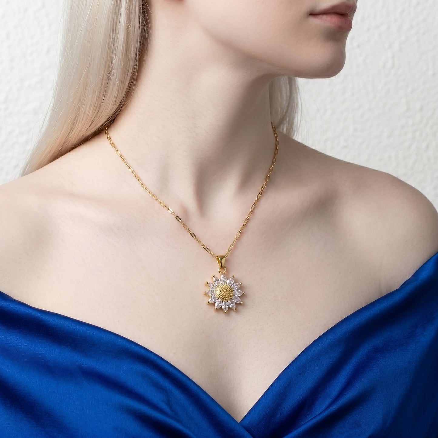 Collar Girasol con Zirconias | Acero Inoxidable Chapado PVD en Oro 18K | Ajustable