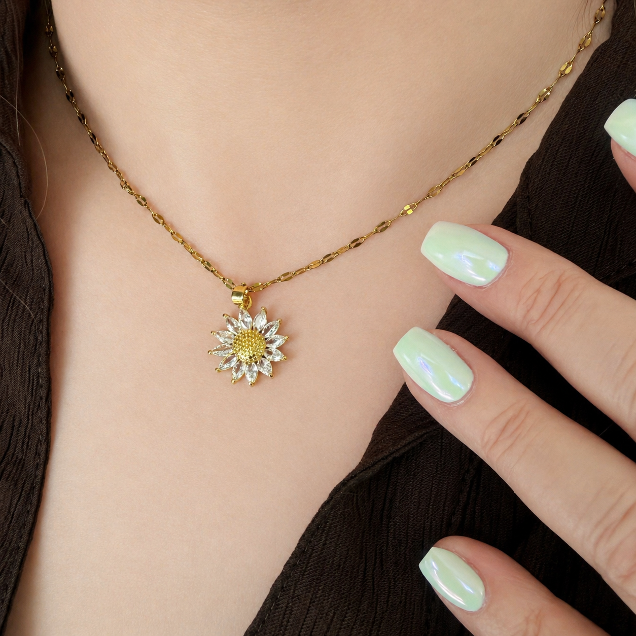 Collar Girasol con Zirconias | Acero Inoxidable Chapado PVD en Oro 18K | Ajustable