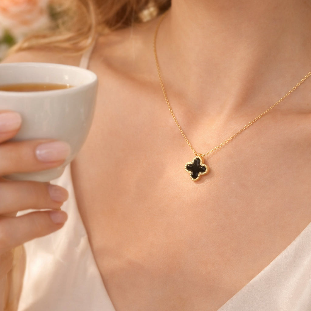 Collar Trébol de la Suerte Negro – Mujer | Acero Inoxidable Chapado PVD Oro 18K | Ajustable