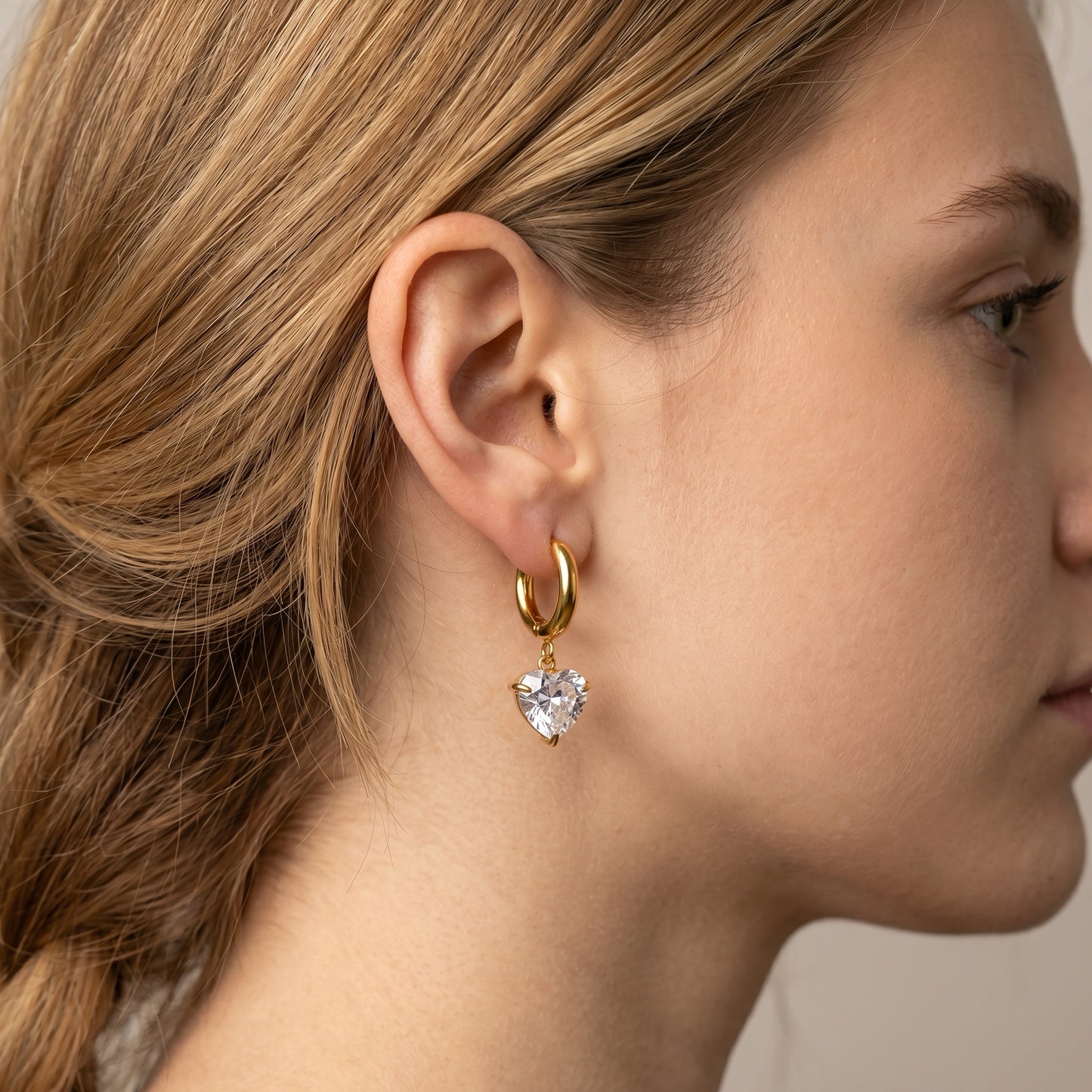 Pendientes Diseño Corazón con Zirconias | Acero Inoxidable Chapado PVD en Oro 18K