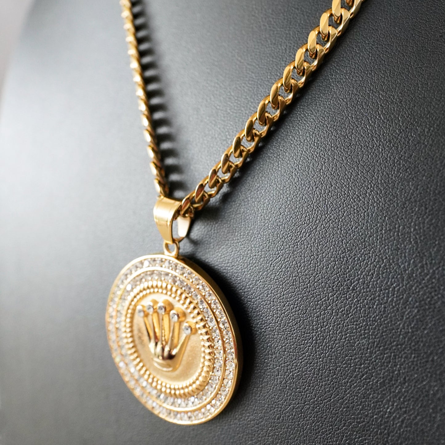 Cadena Cubana con Dije de Corona y Zirconias | Acero Inoxidable Chapado PVD en Oro 18K