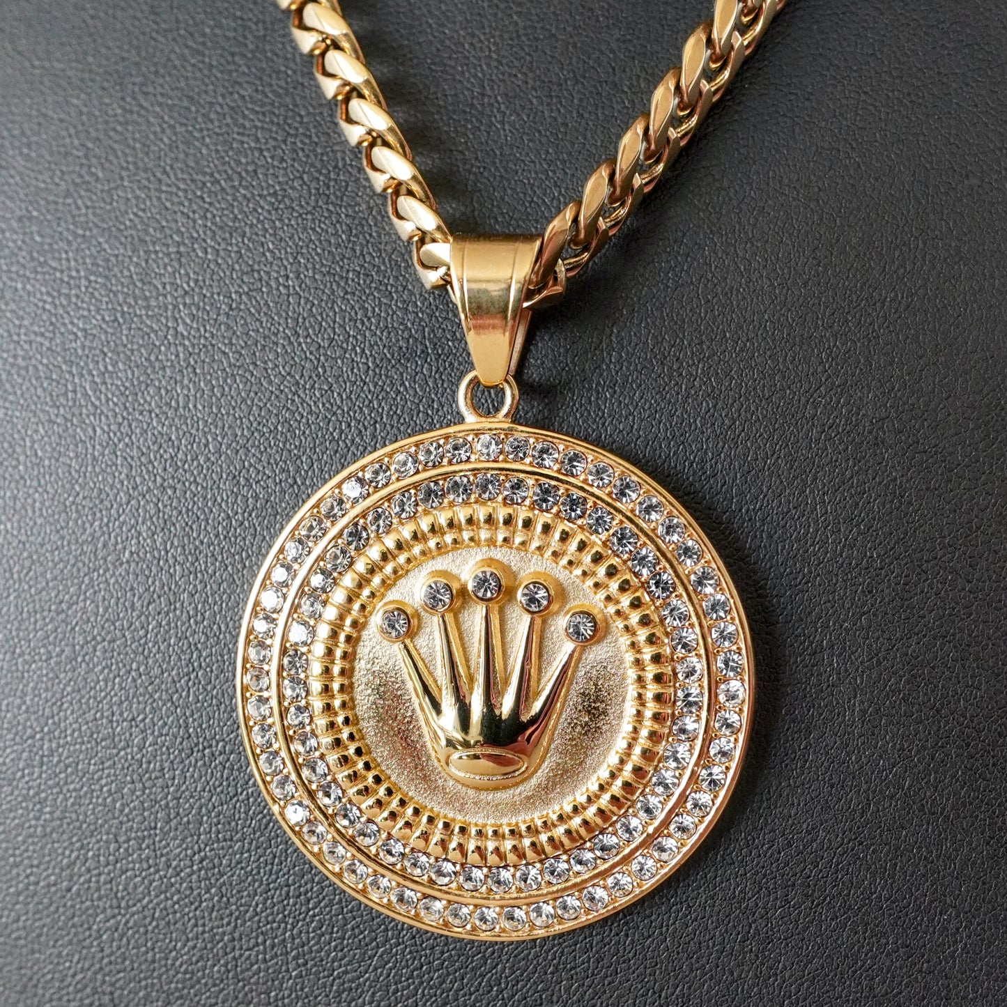 Cadena Cubana con Dije de Corona y Zirconias | Acero Inoxidable Chapado PVD en Oro 18K