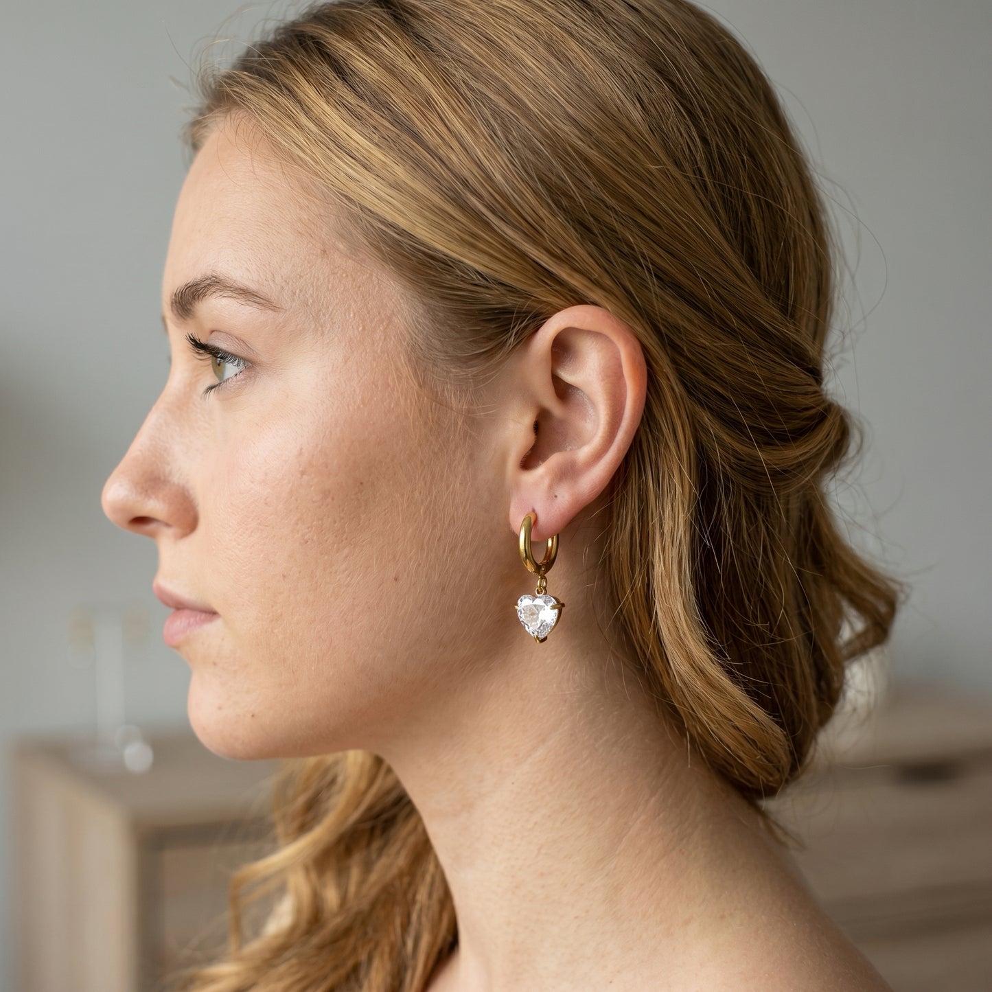 Pendientes Diseño Corazón con Zirconias | Acero Inoxidable Chapado PVD en Oro 18K